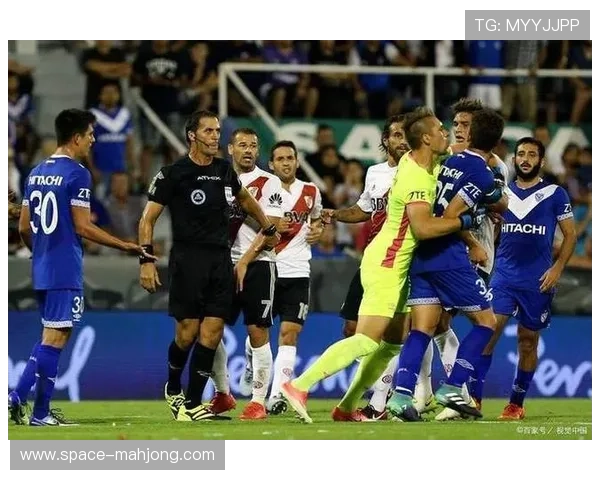 温哥华白浪边翼卫插上助攻战术对阵洛杉矶FC边路防守