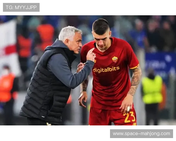 罗马球员曼奇尼受伤倒地，裁判判罚引争议